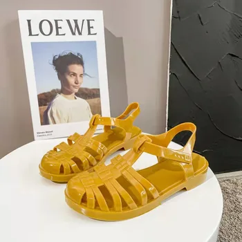 2022 Yaz Yeni Sandalet Kadın Düz Alt Moda Dış Giyim kristal Ayakkabı kaymaz Ayak kaplı Roma Plaj Jöle Terlik Ayakkabı