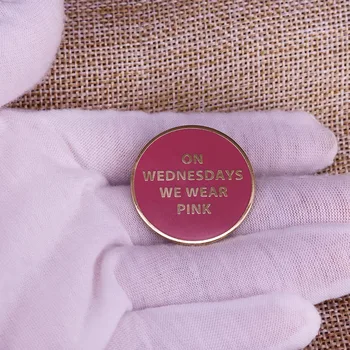 Çarşamba günleri Pembe Yaka İğnesi Giyiyoruz Ortalama Kızlar Komik Tırnaklar Düğme Broş Bayanlar Moda Aksesuar