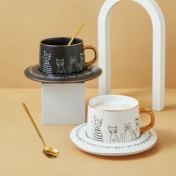 Karikatür Porselen Kedi Kahve fincan tabağı İle Altın Kaşık Modern Ev Dekor Beyaz Siyah Seramik çay bardağı ve Tepsi Sevimli Çift Hediyeler