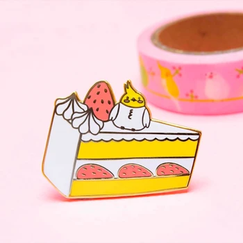 Lezzetli Lezzetli Çilek kremalı kek Sert Emaye Pin Kawaii Tavşan hayvan pasta Tatlı Madalya Broş moda takı